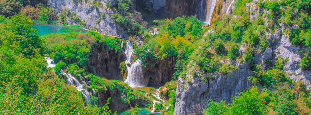 Blick auf die Wasserfälle der Plitvicer Seen in Kroatien