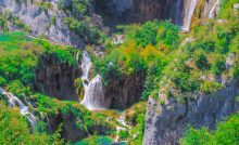 Blick auf die Wasserfälle der Plitvicer Seen in Kroatien