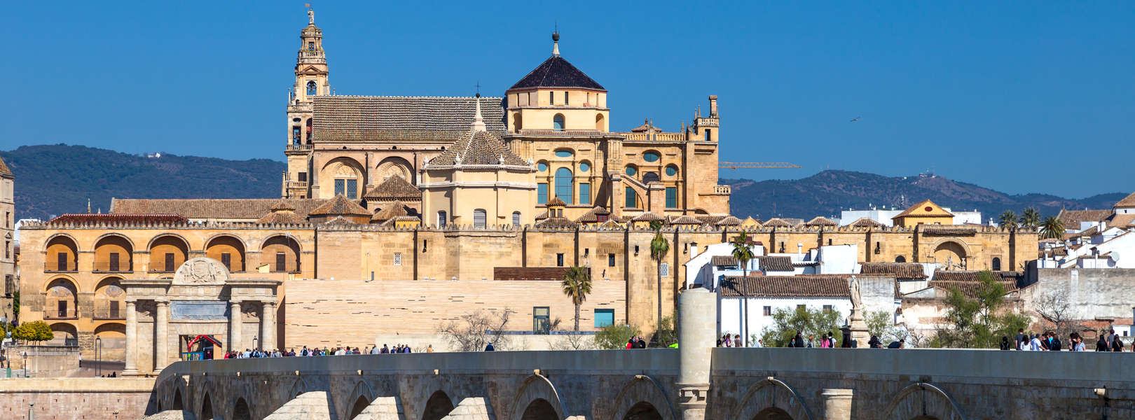 City von Cordoba mit der Roman Brücke und Mezquita in Andalusien Spanien