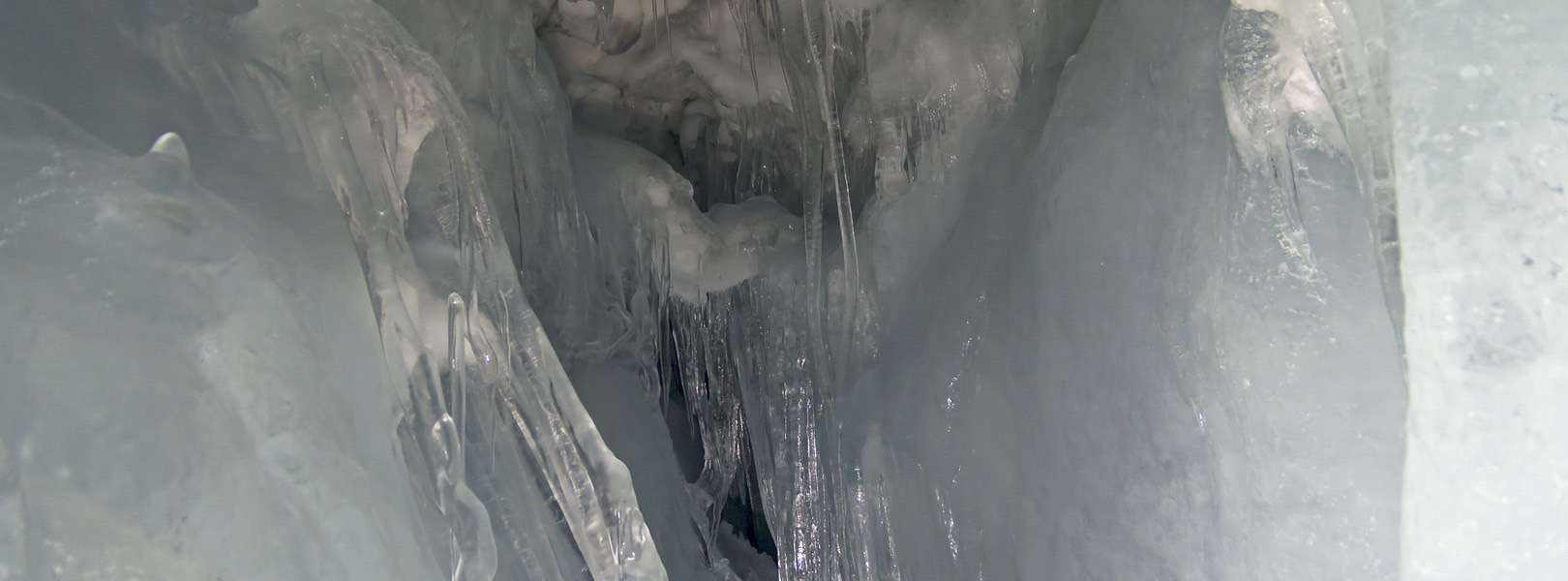 Hintertuxer Gletscher bietet ein Natureisspiel - 3250 Meter tiefe Gletscher in Hintertür