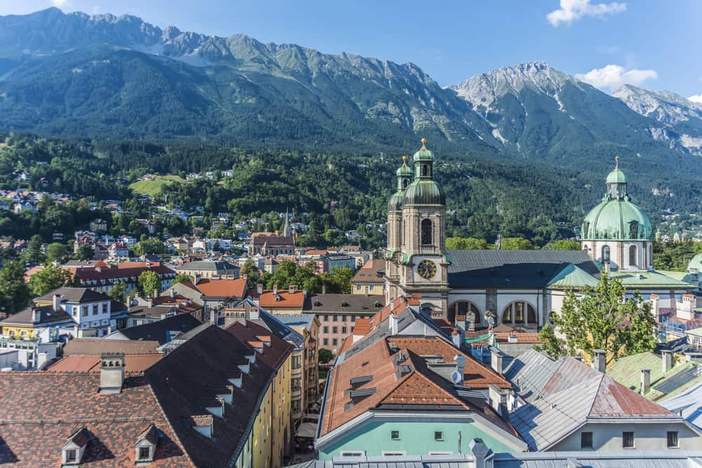 Die Altstadt Innsbruck mit Blick auf die Alpen