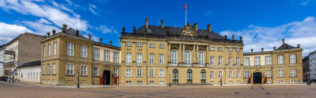 Geschichte königlich erleben: Das Sehenswürdigkeit Schloss Amalienborg in Kopenhagen