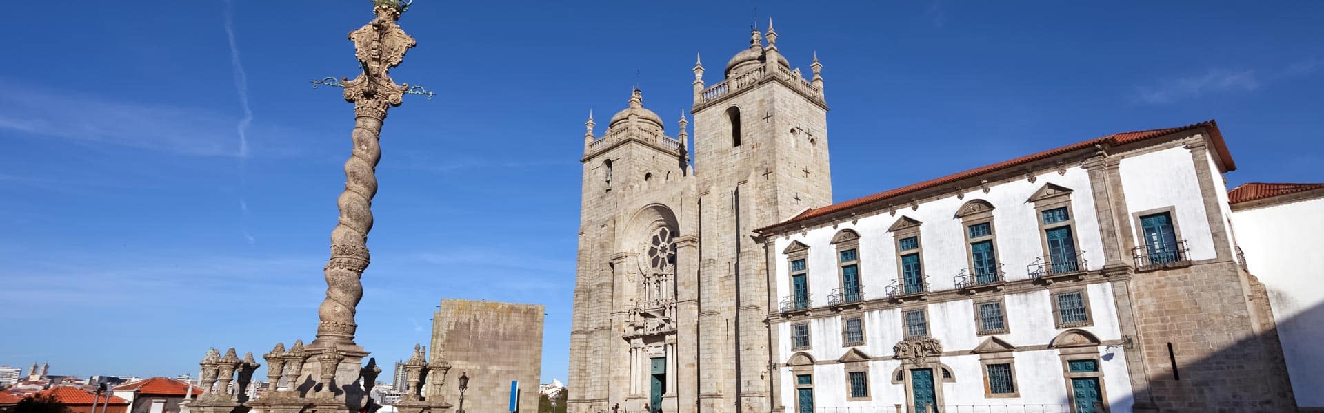 Se Catedral liegt in der Altstadt von Porto, die seit 1996 als Weltkulturerbe der UNESCO gilt.
