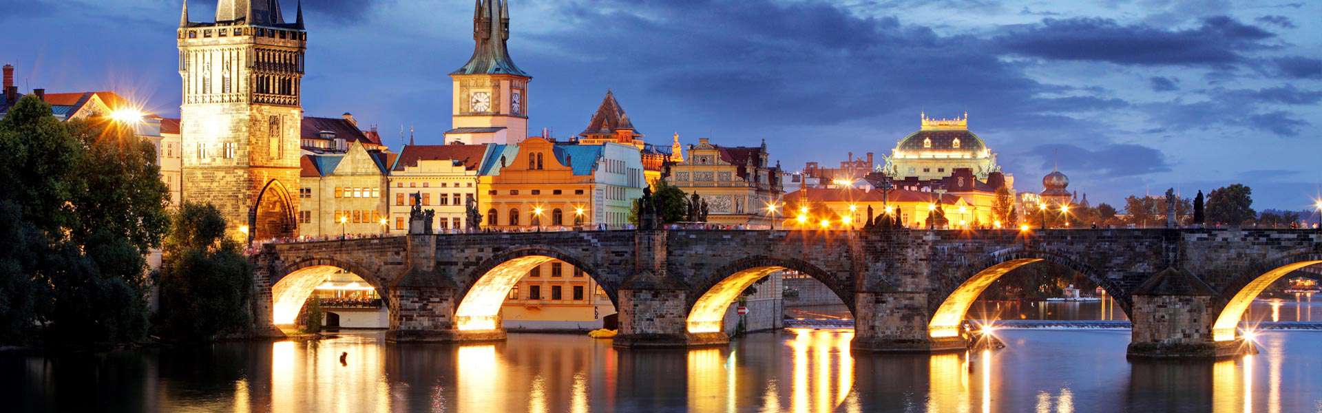 Seit dem 14. Jahrhundert über der Moldau: die Karlsbrücke in Prag