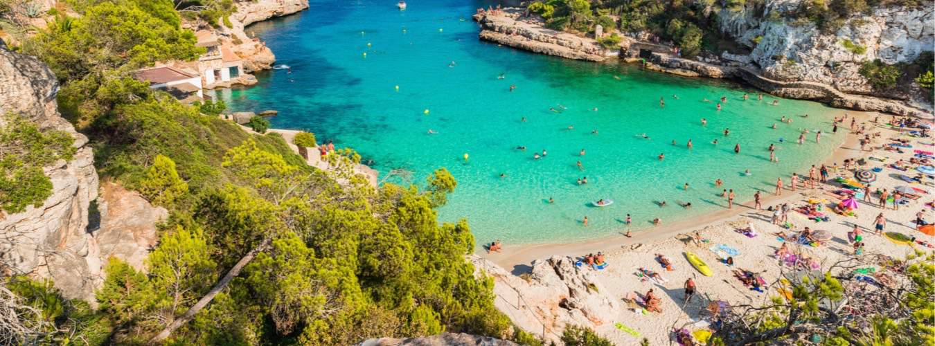 Schöne Reiseziele in Südeuropa - Blick auf den Strand auf Mallorca in Spanien