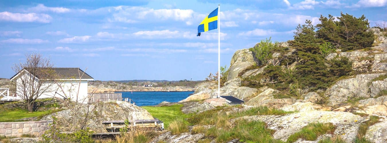 Blick auf die Landschaft mit der Flagge Schwedens