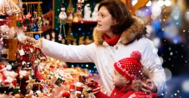 Weihnachtsmärkte in NRW - Mit Süßigkeiten gefüllter Adventsstand