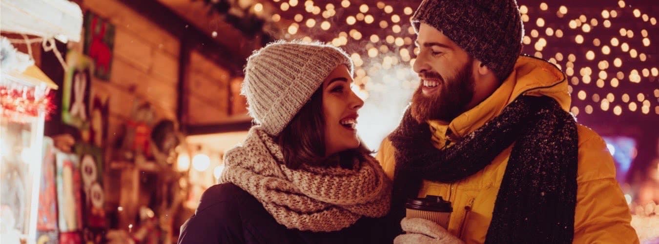 Weihnachtsmärkte in NRW - Verliebtes Paar in Adventsstimmung