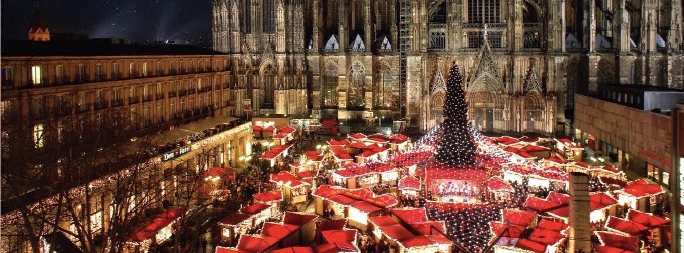 Weihnachtsmarkt in Köln - Weihnachtsstände vor dem Dom
