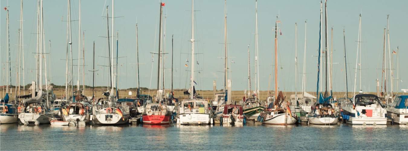 Segelyachten am Hafen von Spiekeroog