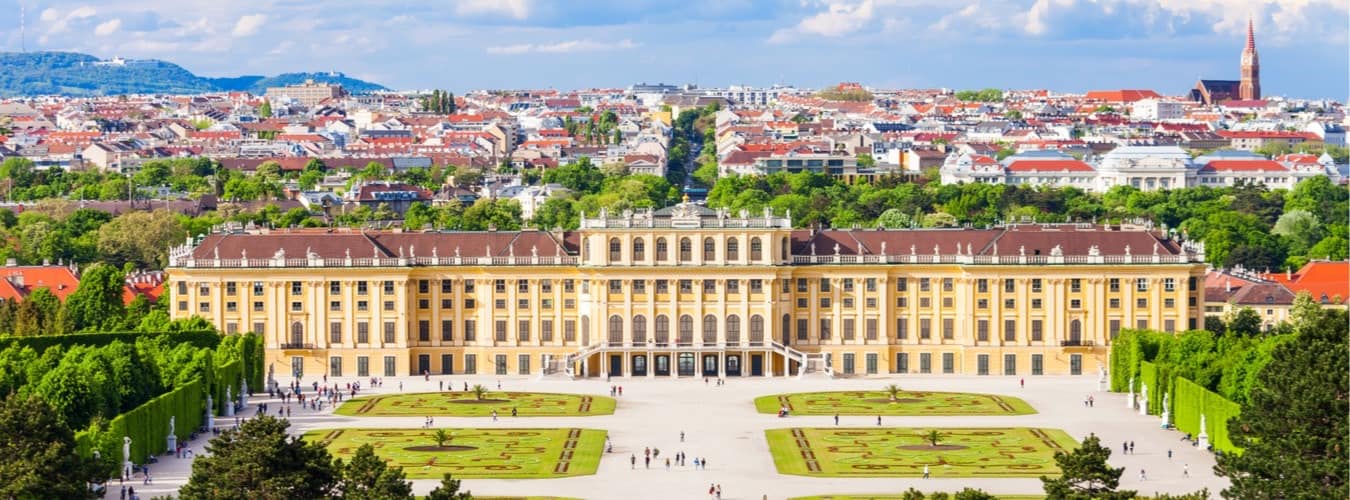 Blick auf den Garten von Schloss Schönbrunn in Wien - Österreich Sehenswürdigkeiten